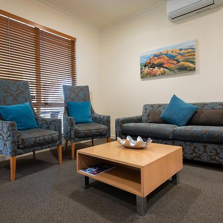 Regal Palms Resort Rotorua Bagian luar foto A living room in a typical apartment