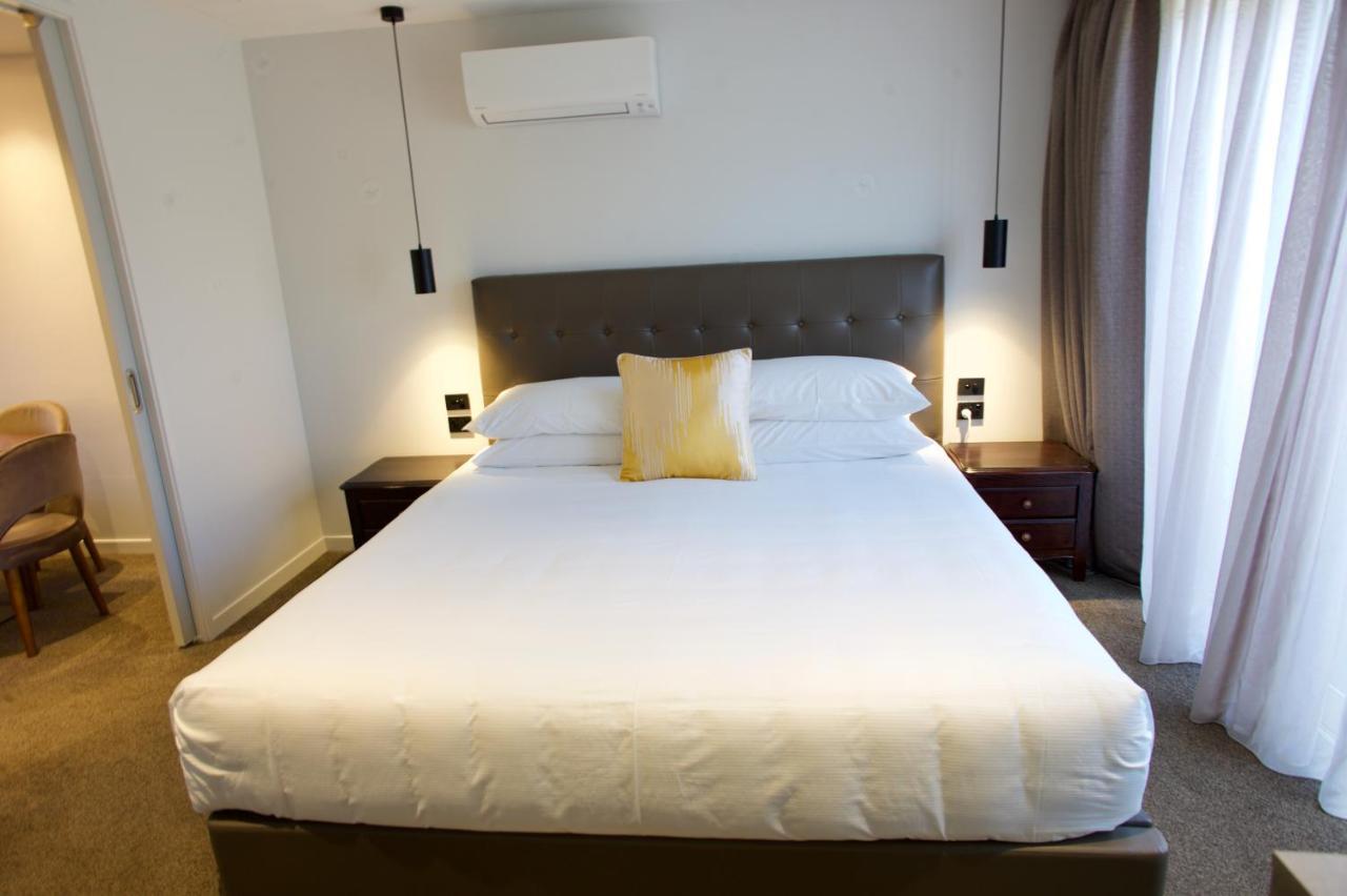 Regal Palms Resort Rotorua Bagian luar foto A bedroom at the hotel