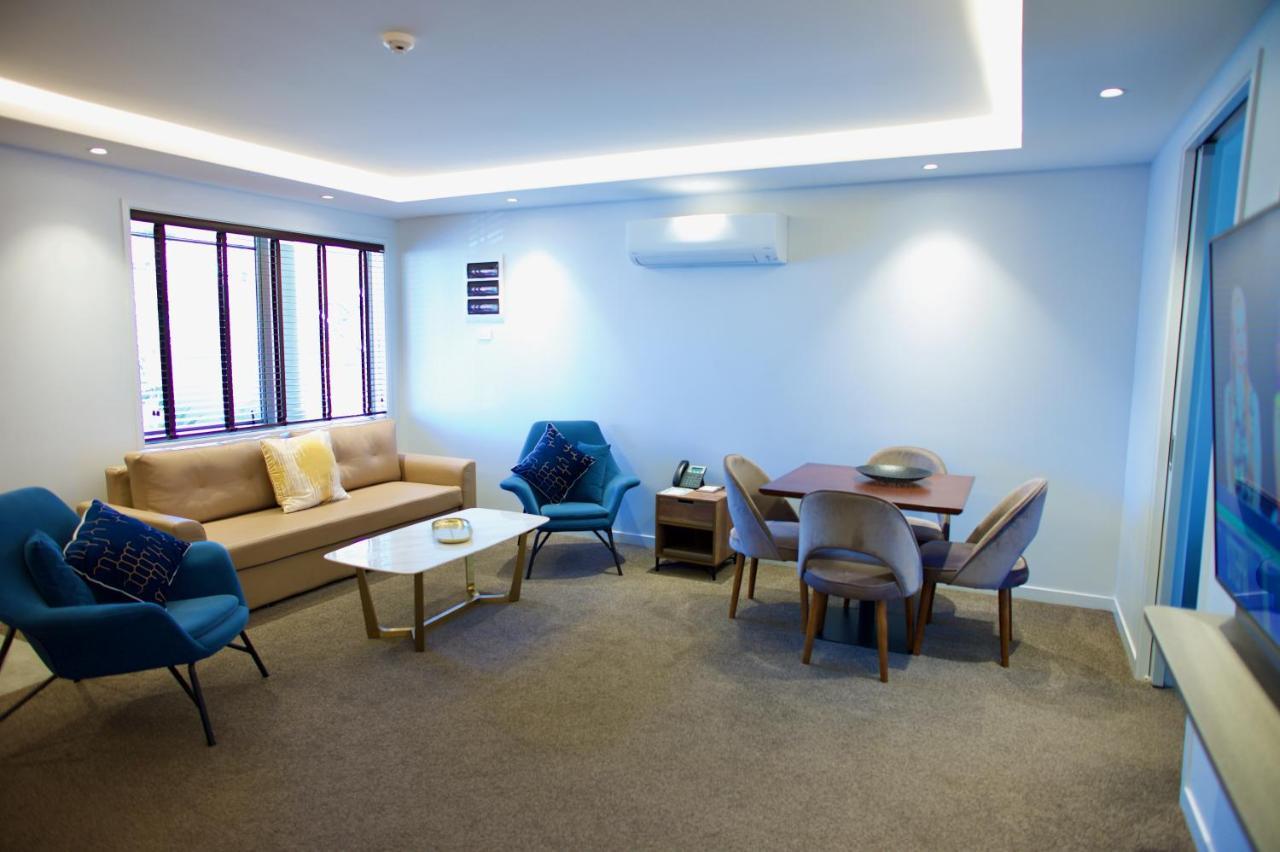 Regal Palms Resort Rotorua Bagian luar foto A living room in a typical apartment
