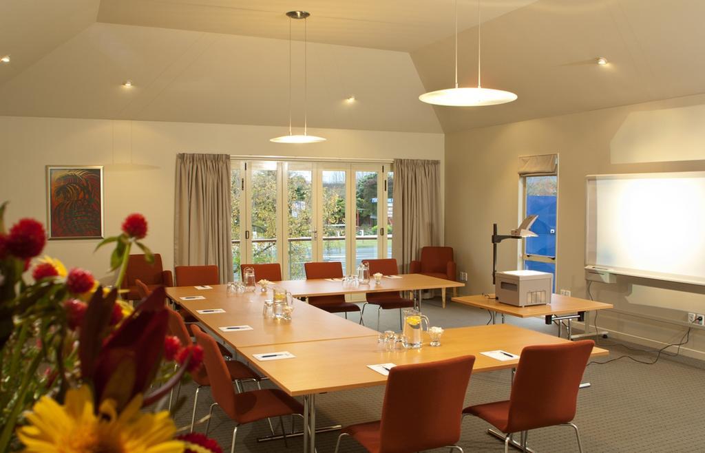 Regal Palms Resort Rotorua Bagian luar foto The meeting room at the Lodge