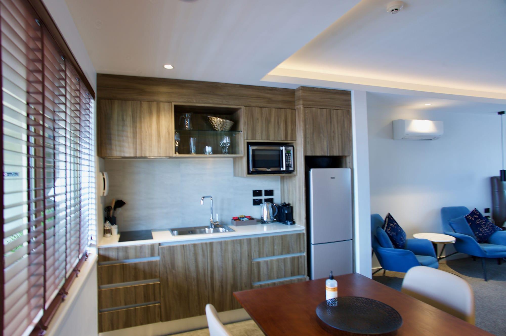 Regal Palms Resort Rotorua Bagian luar foto A kitchen in a hotel suite