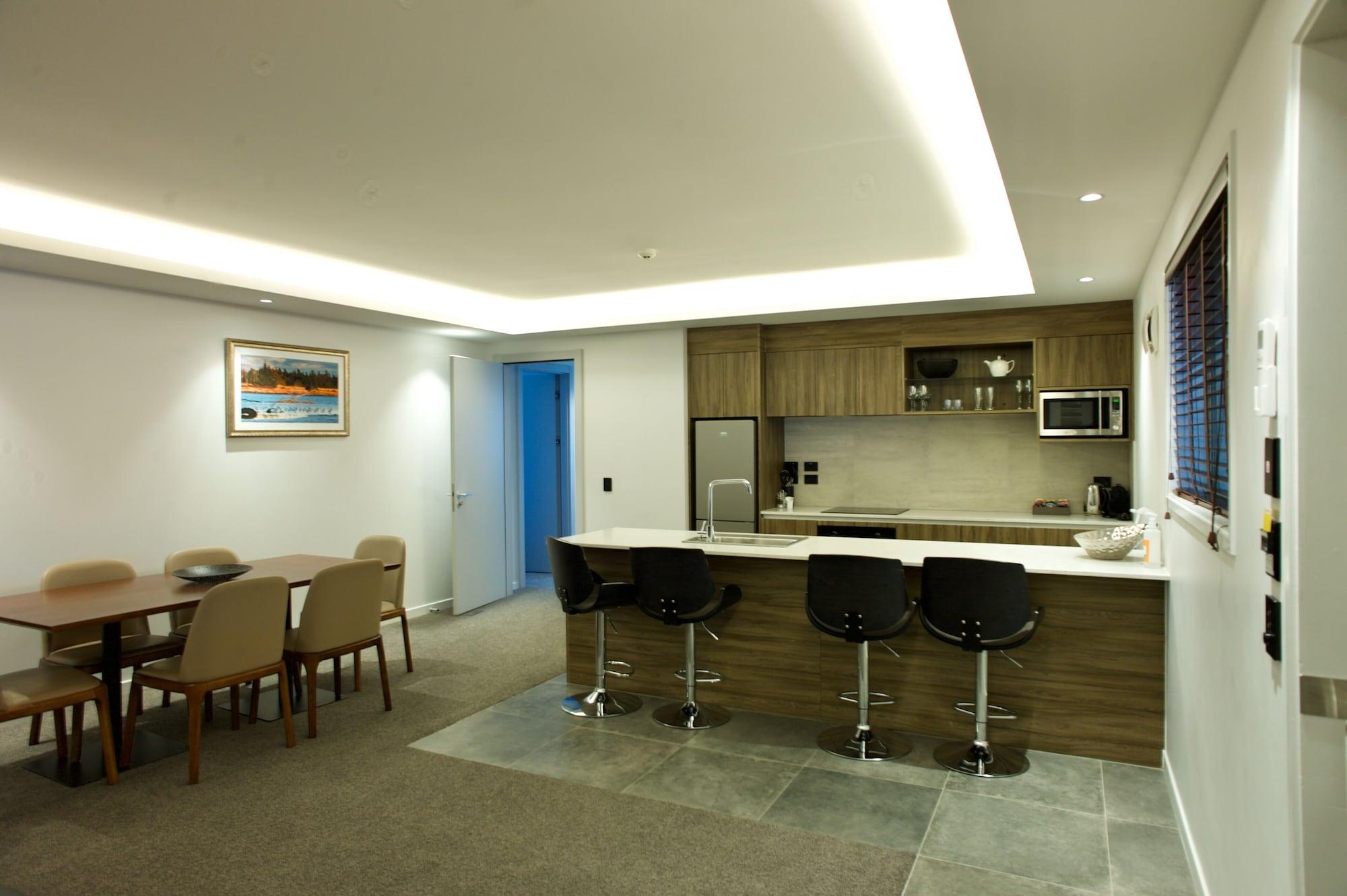 Regal Palms Resort Rotorua Bagian luar foto A kitchen in a serviced apartment