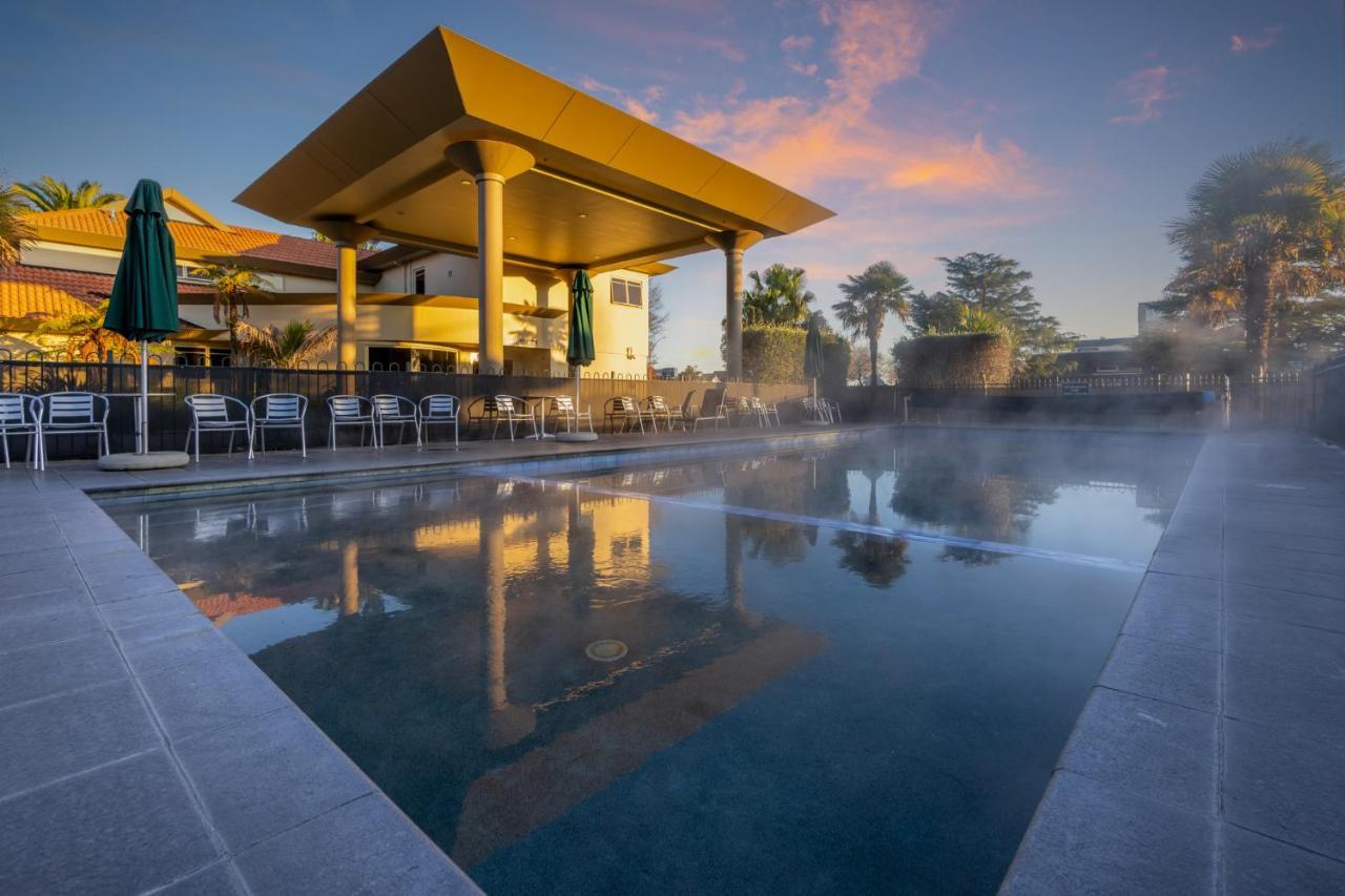 Regal Palms Resort Rotorua Bagian luar foto The pool at the hotel