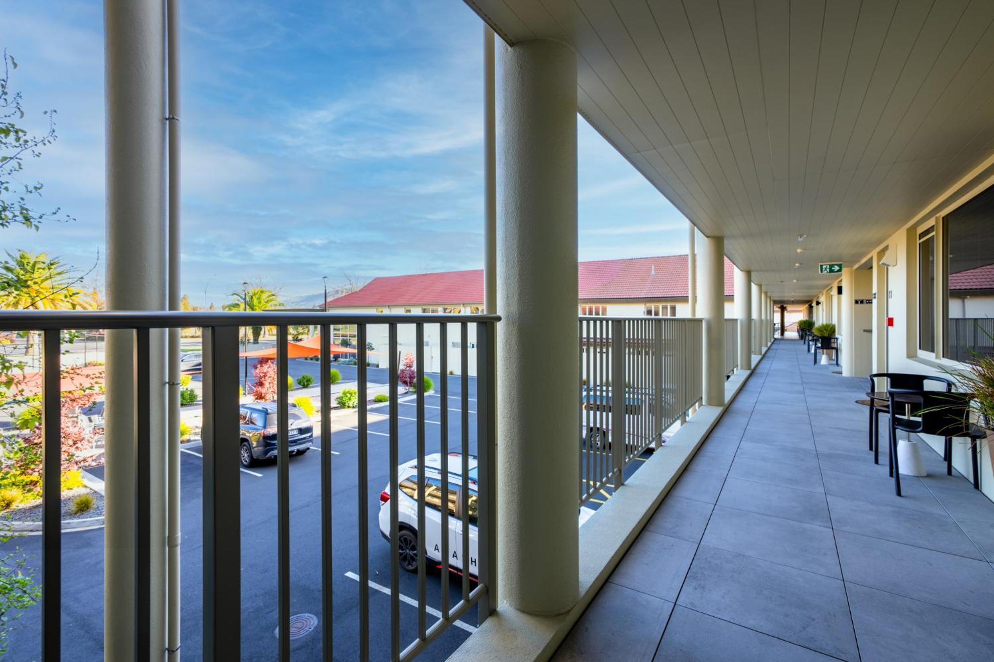 Regal Palms Resort Rotorua Bagian luar foto A balcony at the hotel