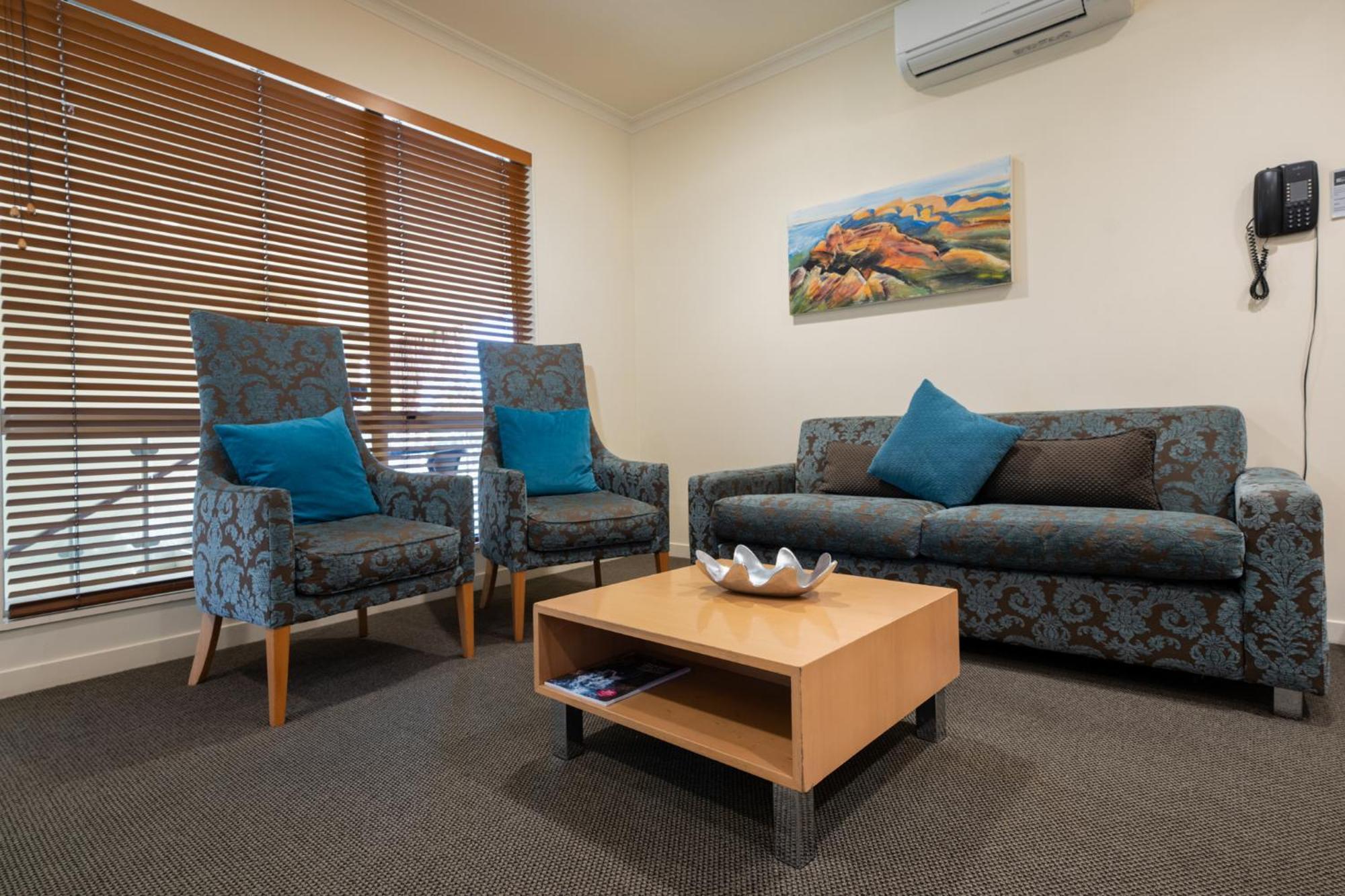 Regal Palms Resort Rotorua Bagian luar foto A living room in a typical apartment